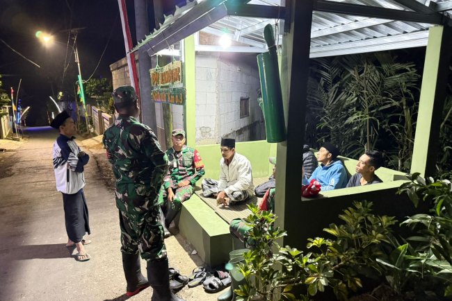 BABINSA KORAMIL 18 PAGENTAN LAKSANAKAN PATROLI MALAM GUNA MEMASTIKAN KEAMANAN WILAYAH