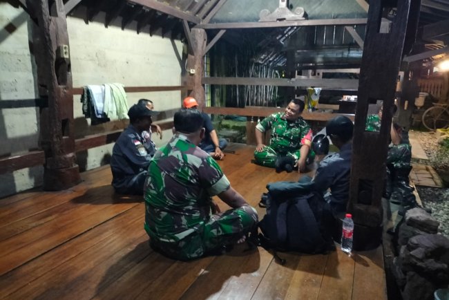 Babinsa Laksanakan Pos Kamling dan Patroli Bersama Warga