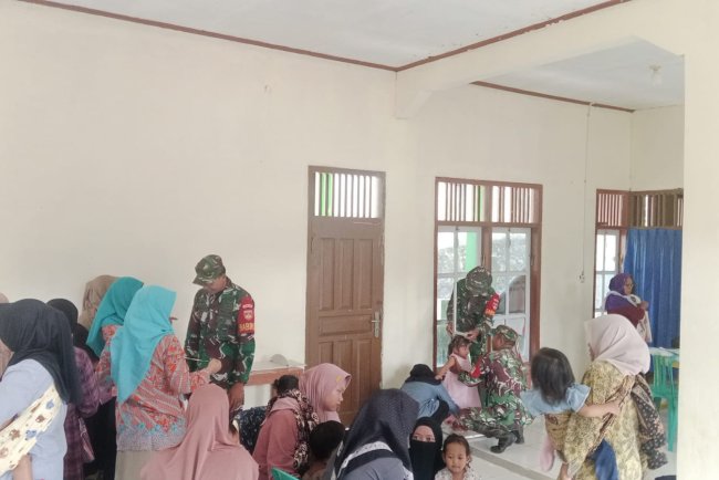 Babinsa melaksanakan pendamping an Posyandu Balita