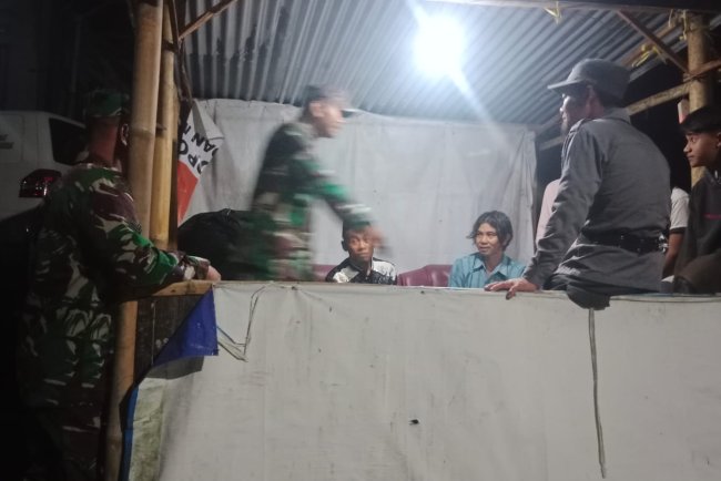 Babinsa Melaksanakan Patroli Siskamling Bersama Linmas Dan Warga