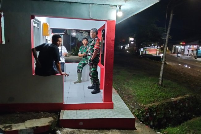 Anggota Koramil 12 Sigaluh Patroli Siskamling Bersama Warga Cegah Gangguan Kamtibmas