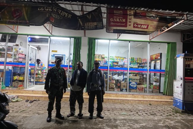 Babinsa dan Linmas Intensifkan Patroli Malam Wujudkan Lingkungan Aman