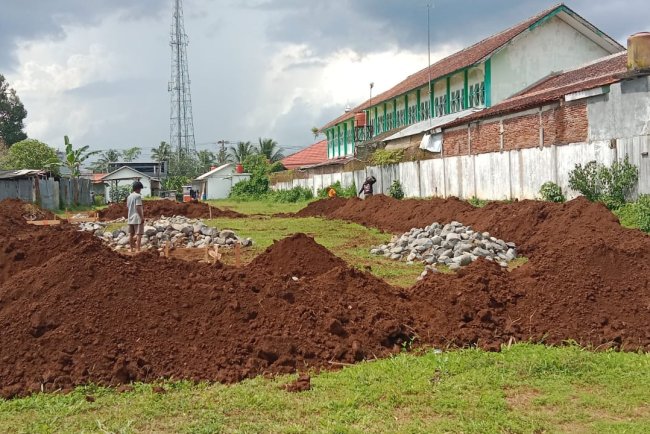 Babinsa Sertu Sutaryo Pantau Pemasangan Pondasi KDKMP