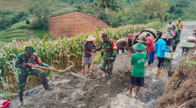 Sinergi TNI dan Rakyat Koramil 10 Bawang Bangun Jalan Usaha Tani di Desa Wanadri