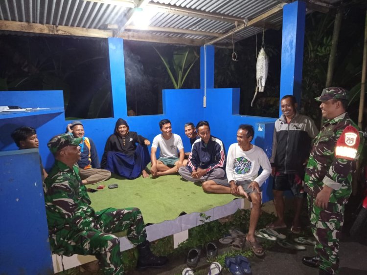 Babinsa koramil 10 Bawang patroli malam di sekitaran wilayah kecamatan Bawang