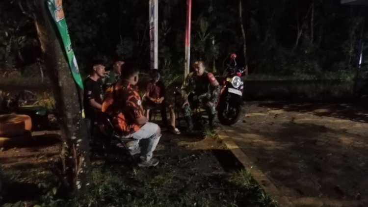 Babinsa Koramil 11 Punggelan Bersama Ormas Laksanakan Patroli Malam