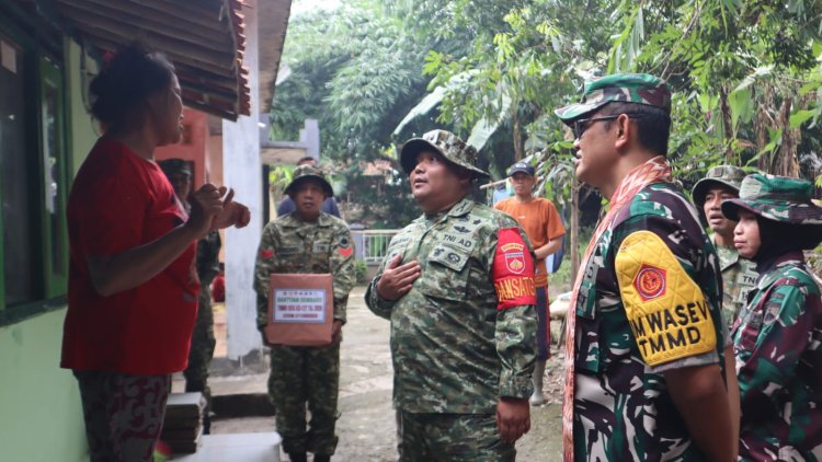 Senyum Bahagia Ibu Caski Saat Rumah Barunya dikunjungi Tim Wasev TMMD ke-127