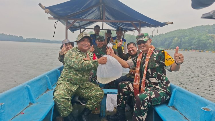 Tim Wasev TMMD Ke-127 Apresiasi Program Budidaya Ikan Air Tawar di Malahayu