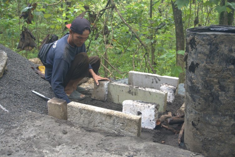 Semangat Manunggal, Tenaga Ahli Pengaspal Asal Banyumas Bangga Berjibaku Bersama Satgas TMMD Brebes