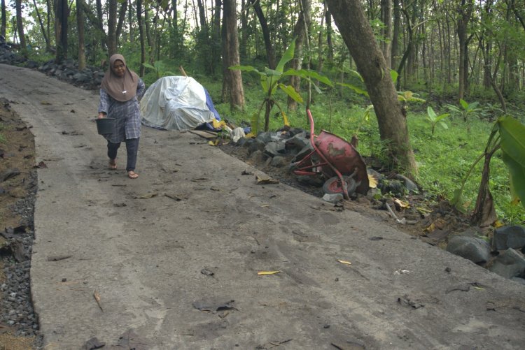 Akses Jalan Rabat Beton Tuntas, Ibu Rumah Tangga di Desa Cikuya Kini Mandiri Menuju Sawah