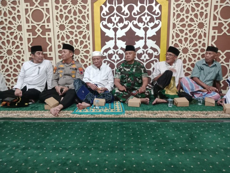 Pererat Silaturahmi, Danramil Banjarharjo dan Satgas TMMD Brebes Tarawih Berjamaah di Dukuh Kopi