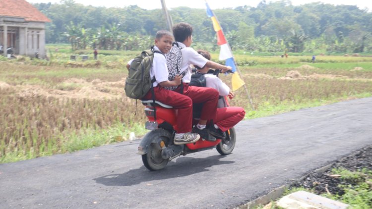 Senyum di Atas Aspal Baru, Sepeda Listrik Anak-Anak Cikuya Sambut Wajah Baru Desa