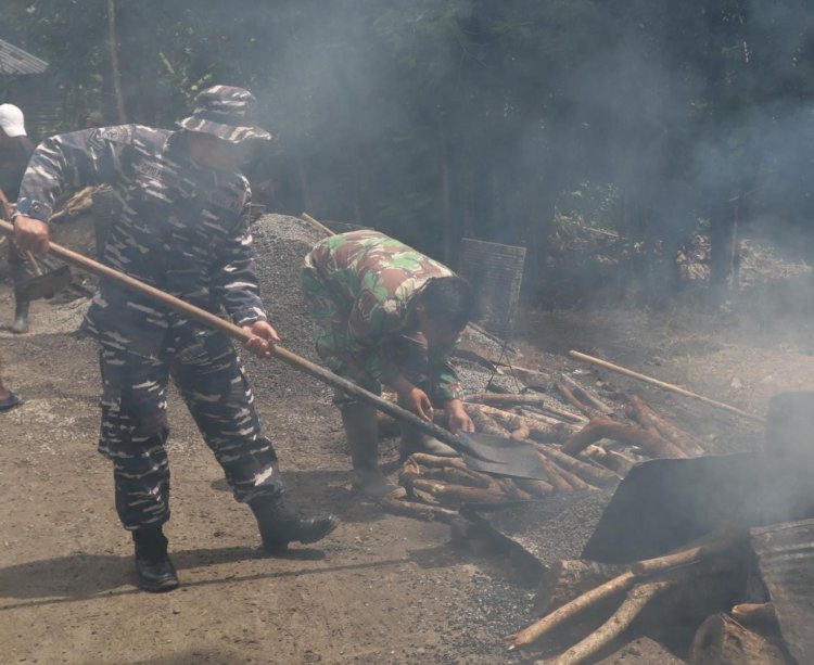 Sinergi Tanpa Batas, Satgas TMMD 127 dan Warga Percepat Pengaspalan Jalan