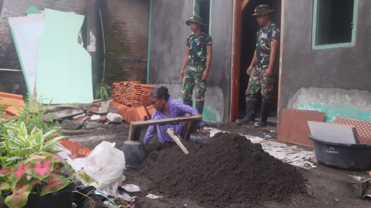 Semangat Tak Kenal Usia, Ibu Rastip 60 Tahun Turut Mengayak Pasir Saat Bedah Rumah 