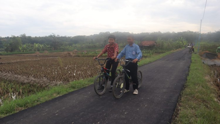 Keceriaan Anak Cikuya Saat Mencoba Gowes Sepeda diatas Aspal Jalan Baru