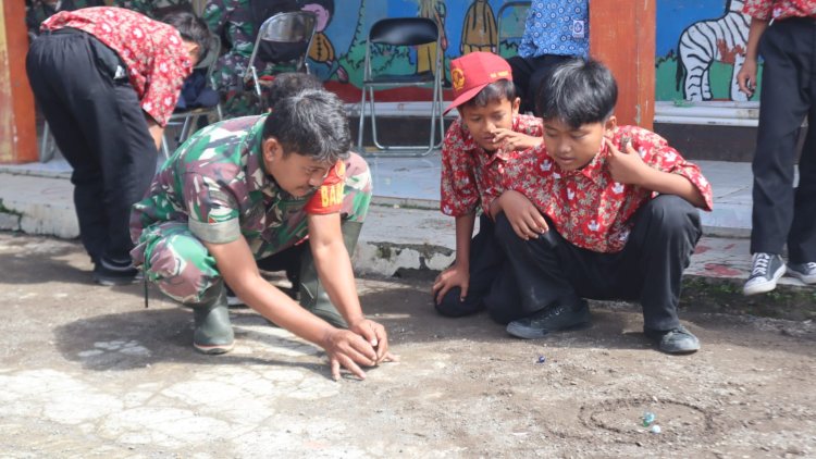 Hangatnya Kebersamaan, Kopka Sigit Rurimantoro Bermain Kelereng Bersama Anak Cikuya