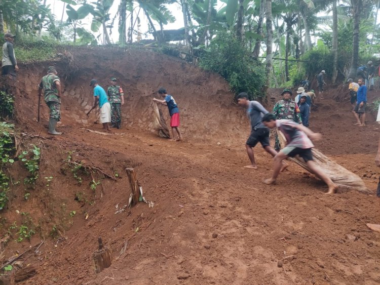 Koramil 08/Purwanegara gotong royong pembuatan jalan usaha tani