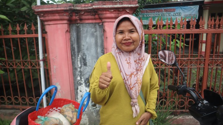Dagangan Tahu Ibu Eni Laris Manis Diborong Satgas