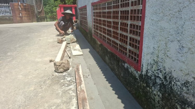 Wujud Syukur, Tukang di Desa Cikuya Sukarela Buat Saluran Air Demi Keawetan Jalan TMMD
