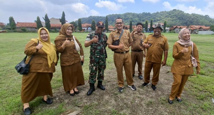 ​H-1 Penutupan TMMD, Pasiter Kodim 0713/Brebes dan Perangkat Desa Cikuya Cek Kesiapan Lapangan Upacara