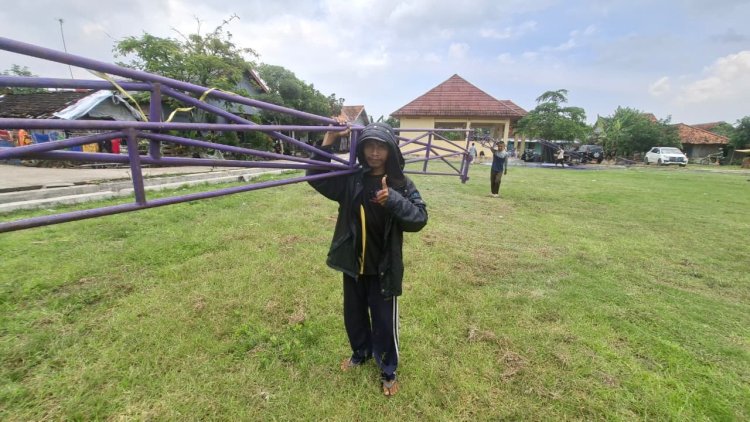 Pemuda Desa Cikuya Bahu-Membahu Siapkan Tenda Upacara di Lapangan Desa