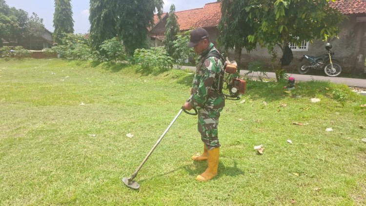 Pastikan Lapangan Steril dan Rapi, Satgas TMMD dan Warga Cikuya Kompak Potong Rumput Jelang Penutupan