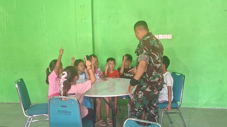 Hangatnya Kebersamaan di Poskotis TMMD: Sertu Sholekhudin Ajak Anak-Anak Desa Cikuya Bermain Sambil Belajar