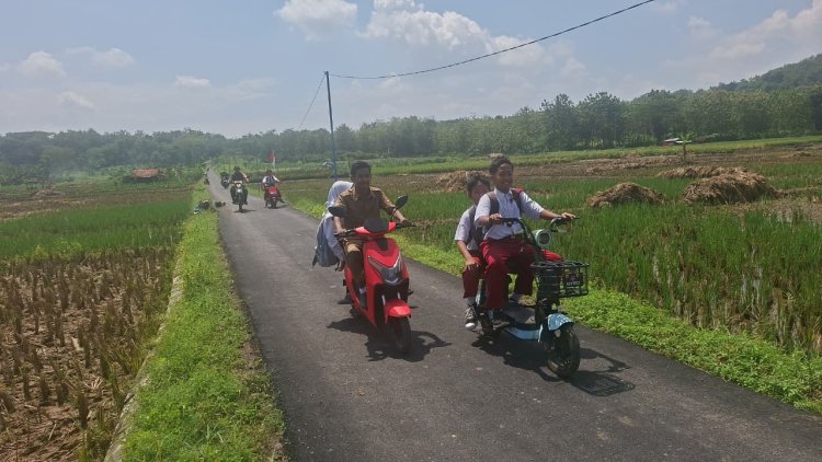 Wajah Ceria Anak-Anak SD Negeri Cikuya 01 Jajal Jalan Baru TMMD Bersama Babinsa