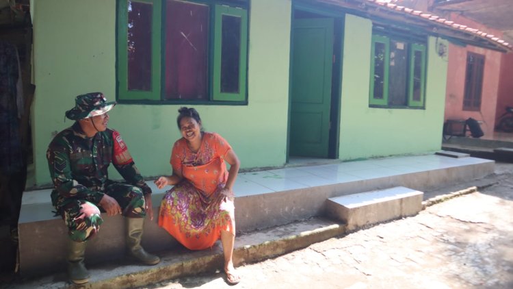 ​Pastikan Standar Kualitas, Satgas TMMD Cek Akhir Hasil Renovasi Rumah Ibu Sarnewi Sebelum Penyerahan