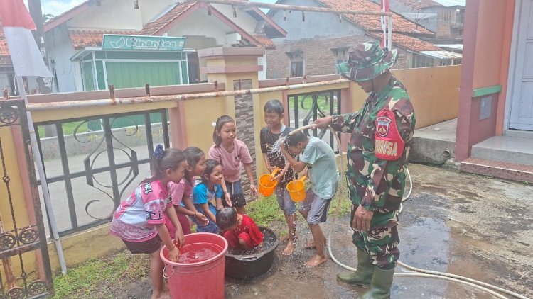 TNI Manunggal Air Sentuh Desa Cikuya, Babinsa dan Anak-Anak Rayakan Melimpahnya Air Bersih