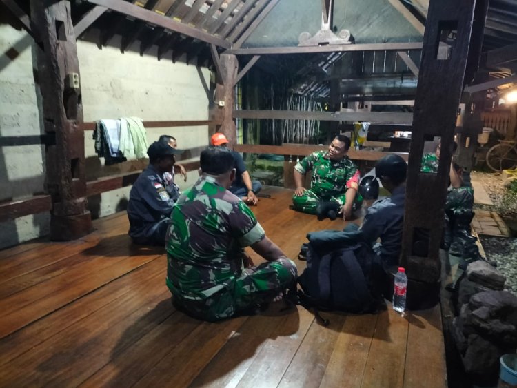 Babinsa Laksanakan Pos Kamling dan Patroli Bersama Warga