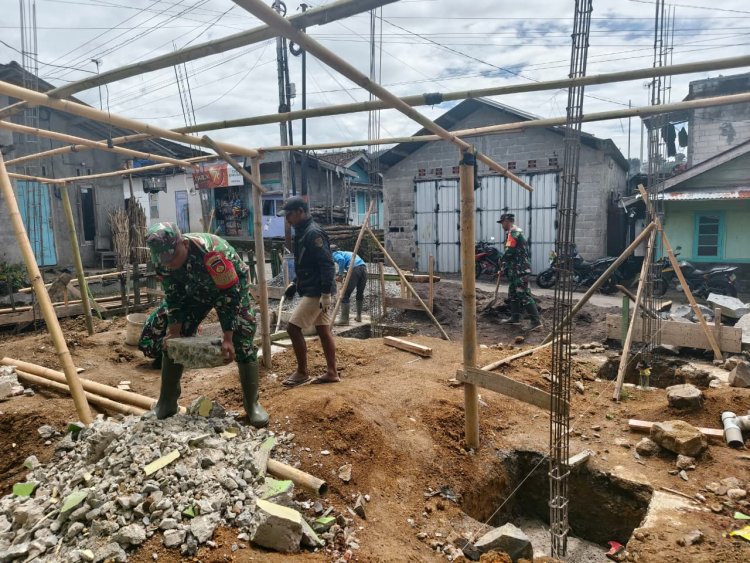 Koramil 16 Pejawaran Melaksanakan Kerja Bakti Pembangunan Rumah Tidak Layak Huni