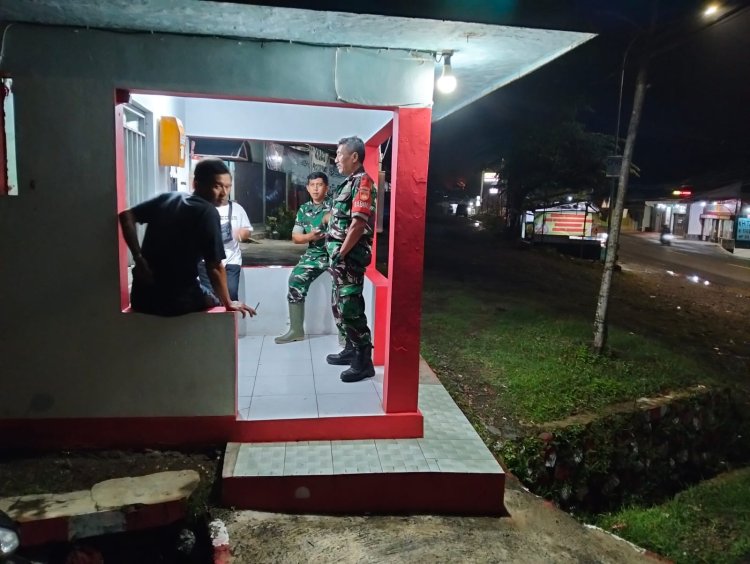 Anggota Koramil 12 Sigaluh Patroli Siskamling Bersama Warga Cegah Gangguan Kamtibmas
