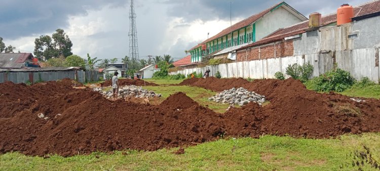 Babinsa Sertu Sutaryo Pantau Pemasangan Pondasi KDKMP