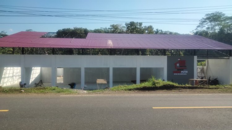 Babinsa Dampingi Pemasangan Keramik Pembangunan KDKMP di Desa Bojanegara