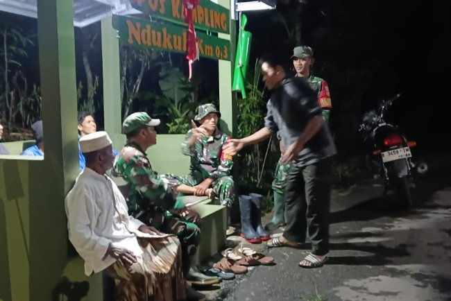 Babinsa Koramil 18 Pagentan Melaksanakan Patroli Malam Guna Memastikan Keamanan