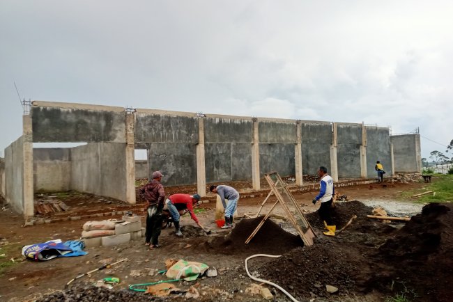 Babinsa Dampingi Pekerjaan Plester Pembangunan KDKMP di Desa Sumberjo