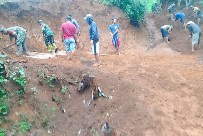 Koramil 08 Purwanegara melaksanakan kerja bakti pelebaran jalan usaha tani
