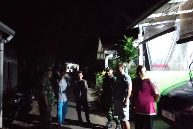 Danposramil Babinsa Linmas Dan Warga Gelar Patroli Siskamling