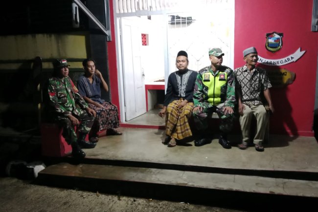 Babinsa Bersama  tokoh masyarakat ketua RT dan RW Desa Purwareja Klampok