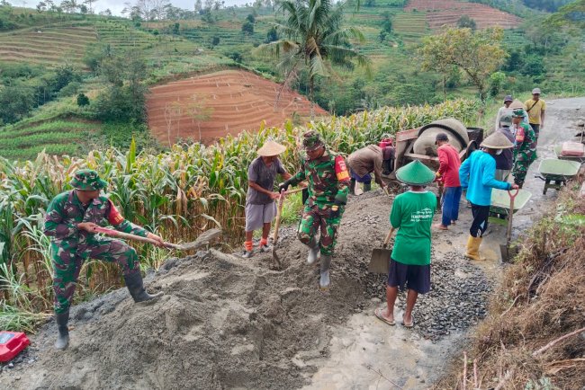 Koramil 10 Bawang Bangun Jalan Usaha Tani di Desa Wanadri