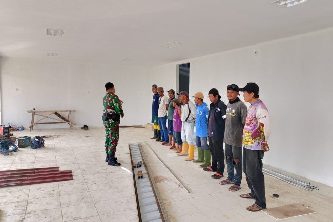 Babinsa Gumingsir Beri Motivasi Tukang Pembangunan KDKMP Masuki Tahap Finishing