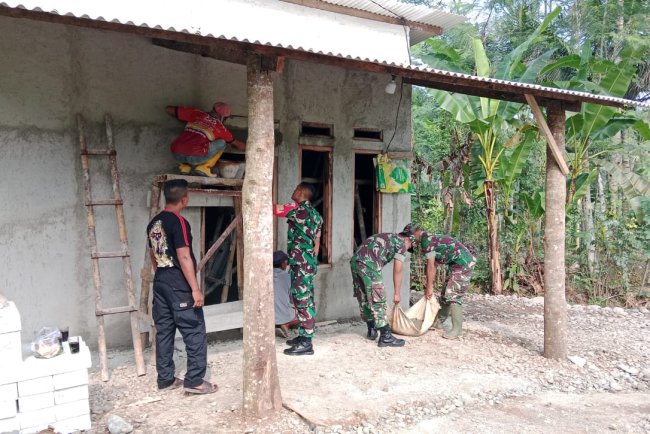 Danramil 11 Punggelan pimpin Bangun RTLH Bapak Tursino di Petuguran