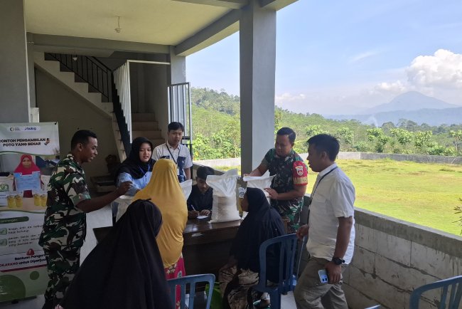 Pendampingan penyaluran Bantuan Pangan di Desa Kemiri