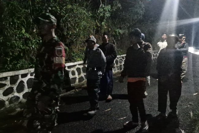 Babinsa Koramil 04/Karangkobar Melaksanakan Patroli Siskamling Bersama Linmas Dan Warga