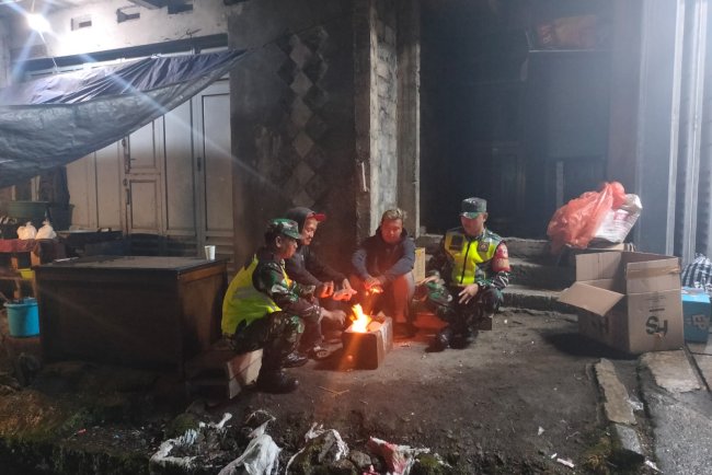 Jaga Kamtibmas Babinsa Rutin Laksanakan Patroli Malam