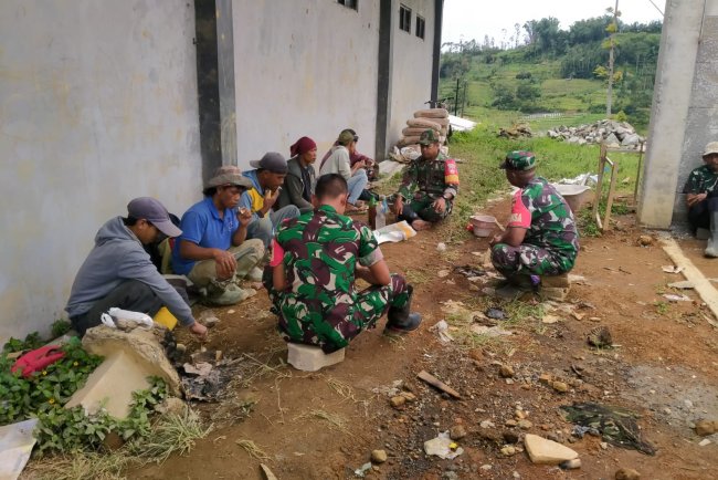 Babinsa Berikan Motivasi Pekerja Pembangunan KDKMP di Desa Penusupan