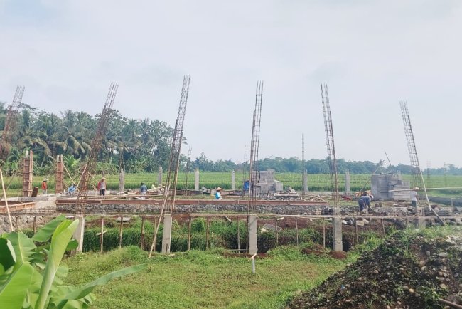 Babinsa Koramil 07 Mandiraja Dampingi Pengecoran Kolom Pembangunan KDKMP