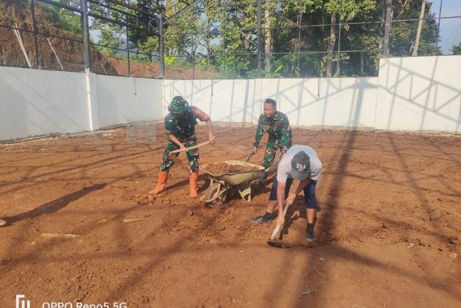 Babinsa Sigaluh Dampingi Pengecoran Gudang Gas Galon KDKMP