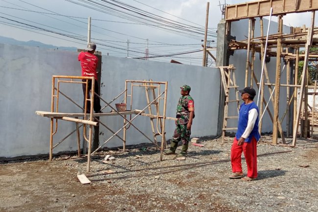 Babinsa Awasi Pengerjaan Acian Kolom dan Sponengan Dinding KDKMP